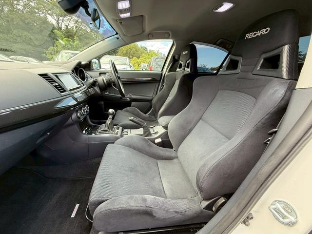 ランサー ＧＳＲエボリューションＸ　５速ＭＴ　ナビ　バックモニター　ＥＴＣ　Ｂｌｕｅｔｏｏｔｈ　フルセグＴＶ　リアウイング　車検Ｒ８年１１月　ＭＯＭＯステアリング　社外１８インチアルミ　社外マフラー（11枚目）