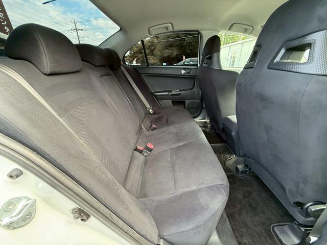 ランサー ＧＳＲエボリューションＸ　５速ＭＴ　ナビ　バックモニター　ＥＴＣ　Ｂｌｕｅｔｏｏｔｈ　フルセグＴＶ　リアウイング　車検Ｒ８年１１月　ＭＯＭＯステアリング　社外１８インチアルミ　社外マフラー（12枚目）