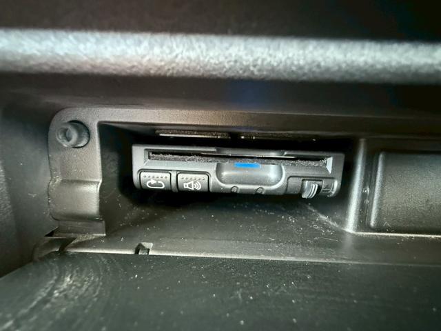 ランサー ＧＳＲエボリューションＸ　５速ＭＴ　ナビ　バックモニター　ＥＴＣ　Ｂｌｕｅｔｏｏｔｈ　フルセグＴＶ　リアウイング　車検Ｒ８年１１月　ＭＯＭＯステアリング　社外１８インチアルミ　社外マフラー（19枚目）