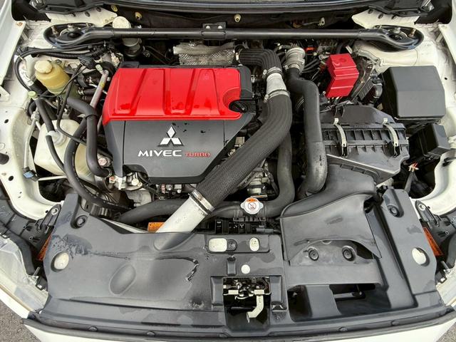 ランサー ＧＳＲエボリューションＸ　５速ＭＴ　ナビ　バックモニター　ＥＴＣ　Ｂｌｕｅｔｏｏｔｈ　フルセグＴＶ　リアウイング　車検Ｒ８年１１月　ＭＯＭＯステアリング　社外１８インチアルミ　社外マフラー（28枚目）