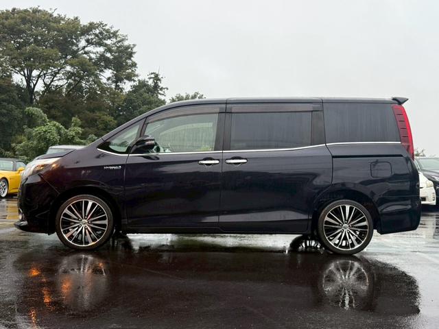 エスクァイア ハイブリッドGi 純正9インチナビ フルセグ バックモニター クルーズコントロール 後席モニター シートヒーター 置くだけ充電 スマートキー プッシュスタート LEDヘッドライト ETC 社外18インチアルミ(7枚目)