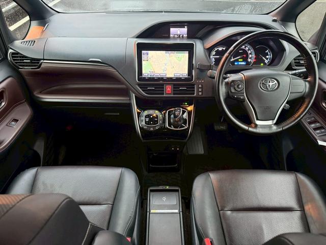 エスクァイア ハイブリッドGi 純正9インチナビ フルセグ バックモニター クルーズコントロール 後席モニター シートヒーター 置くだけ充電 スマートキー プッシュスタート LEDヘッドライト ETC 社外18インチアルミ(9枚目)