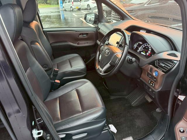 エスクァイア ハイブリッドGi 純正9インチナビ フルセグ バックモニター クルーズコントロール 後席モニター シートヒーター 置くだけ充電 スマートキー プッシュスタート LEDヘッドライト ETC 社外18インチアルミ(10枚目)