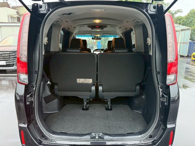 エスクァイア ハイブリッドGi 純正9インチナビ フルセグ バックモニター クルーズコントロール 後席モニター シートヒーター 置くだけ充電 スマートキー プッシュスタート LEDヘッドライト ETC 社外18インチアルミ(14枚目)