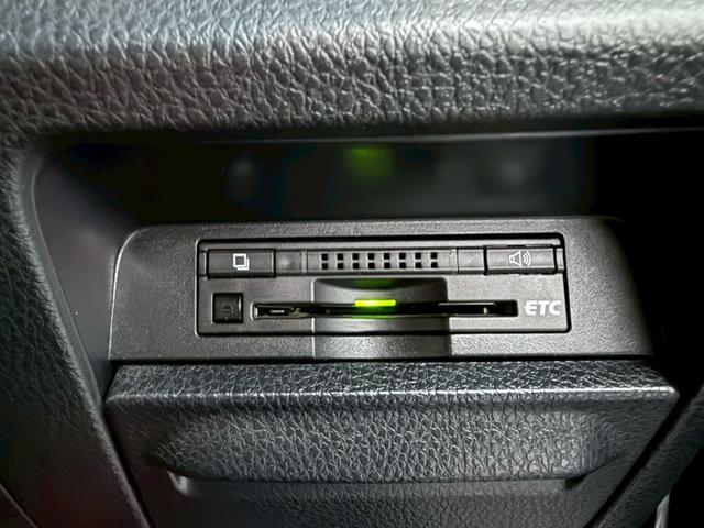 エスクァイア ハイブリッドGi 純正9インチナビ フルセグ バックモニター クルーズコントロール 後席モニター シートヒーター 置くだけ充電 スマートキー プッシュスタート LEDヘッドライト ETC 社外18インチアルミ(25枚目)