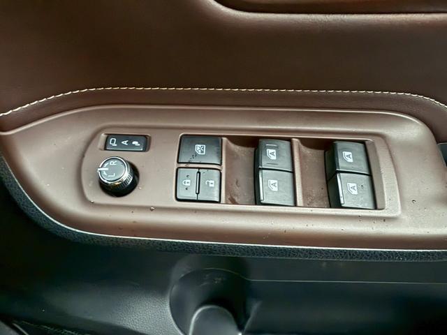 エスクァイア ハイブリッドGi 純正9インチナビ フルセグ バックモニター クルーズコントロール 後席モニター シートヒーター 置くだけ充電 スマートキー プッシュスタート LEDヘッドライト ETC 社外18インチアルミ(30枚目)