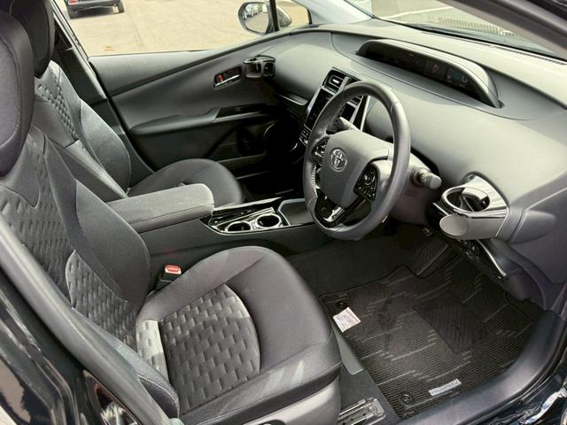 プリウスＰＨＶ Ｓセーフティプラス　プリクラッシュ　レーダークルーズ　車線逸脱　インテリジェントクリアランスソナー　インテリジェントパーキングアシスト　ＬＥＤヘッドライト　シートヒーター　スマートキー　ワンオーナー（10枚目）