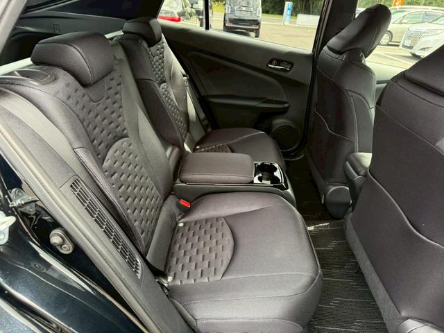 プリウスＰＨＶ Ｓセーフティプラス　プリクラッシュ　レーダークルーズ　車線逸脱　インテリジェントクリアランスソナー　インテリジェントパーキングアシスト　ＬＥＤヘッドライト　シートヒーター　スマートキー　ワンオーナー（11枚目）