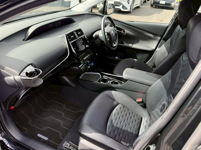 プリウスＰＨＶ Ｓセーフティプラス　プリクラッシュ　レーダークルーズ　車線逸脱　インテリジェントクリアランスソナー　インテリジェントパーキングアシスト　ＬＥＤヘッドライト　シートヒーター　スマートキー　ワンオーナー（12枚目）