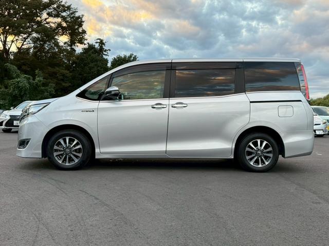 エスクァイア ハイブリッドＧｉ　プレミアムパッケージ　純正９インチナビ　フルセグ　バックモニター　後席モニター　両側パワースライドドア　プリクラッシュ　車線逸脱　クルーズコントロール　車高調　ＬＥＤヘッドライト　シートヒーター　ドラレコ（7枚目）