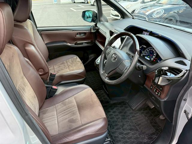 エスクァイア ハイブリッドＧｉ　プレミアムパッケージ　純正９インチナビ　フルセグ　バックモニター　後席モニター　両側パワースライドドア　プリクラッシュ　車線逸脱　クルーズコントロール　車高調　ＬＥＤヘッドライト　シートヒーター　ドラレコ（10枚目）