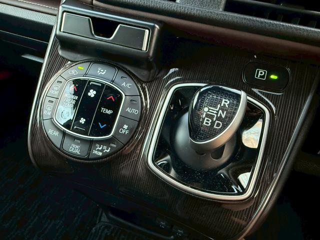 エスクァイア ハイブリッドＧｉ　プレミアムパッケージ　純正９インチナビ　フルセグ　バックモニター　後席モニター　両側パワースライドドア　プリクラッシュ　車線逸脱　クルーズコントロール　車高調　ＬＥＤヘッドライト　シートヒーター　ドラレコ（25枚目）