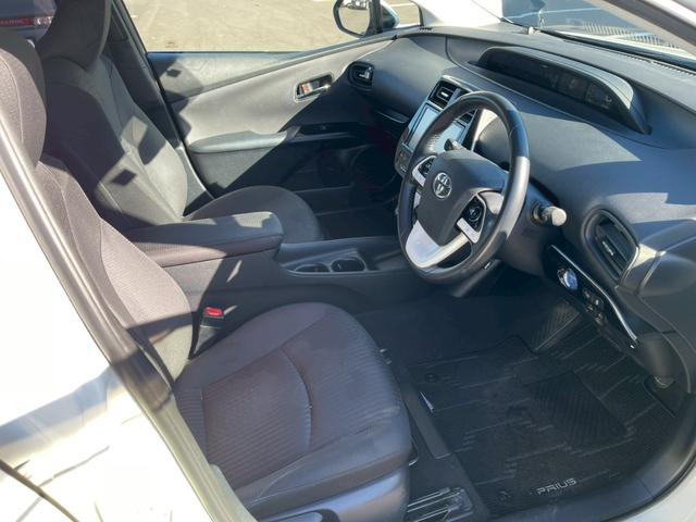 プリウス Sセーフティプラス 純正9インチナビ フルセグ バックモニター プリクラッシュ レーダークルーズ インテリジェントクリソナ パーキングアシスト LEDヘッドライト ヘッドアップディスプレイ スマートキー ETC(10枚目)