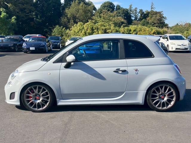 アバルト５９５ コンペティツィオーネ　社外ナビ　フルセグ　Ｓａｂｅｌｔ製革／アルカンターラコンビシート　Ｂｒｅｍｂｏブレーキキャリパー　車高調　キーレス　ＥＴＣ（7枚目）