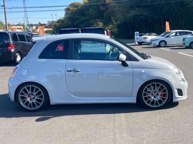 アバルト５９５ コンペティツィオーネ　社外ナビ　フルセグ　Ｓａｂｅｌｔ製革／アルカンターラコンビシート　Ｂｒｅｍｂｏブレーキキャリパー　車高調　キーレス　ＥＴＣ（8枚目）