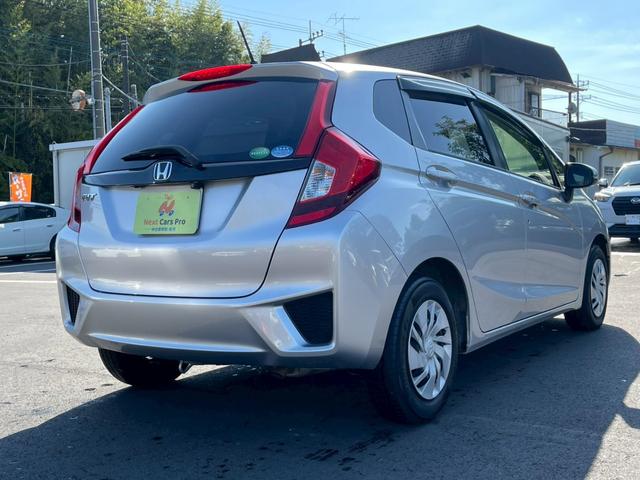 フィット １３Ｇ・Ｌパッケージ　純正ＳＤナビ　ＴＶ　バックカメラ　スマートキープッシュスタート　　ビルトインＥＴＣ　オートエアコン　Ｂｌｕｅｔｏｏｔｈ　ドアバイザー（4枚目）