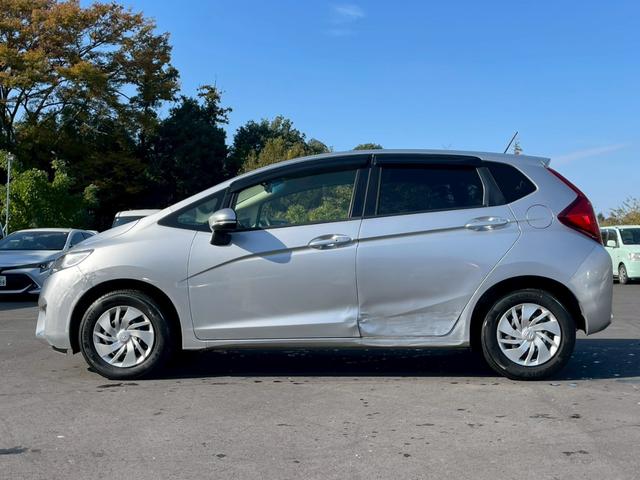 フィット １３Ｇ・Ｌパッケージ　純正ＳＤナビ　ＴＶ　バックカメラ　スマートキープッシュスタート　　ビルトインＥＴＣ　オートエアコン　Ｂｌｕｅｔｏｏｔｈ　ドアバイザー（7枚目）