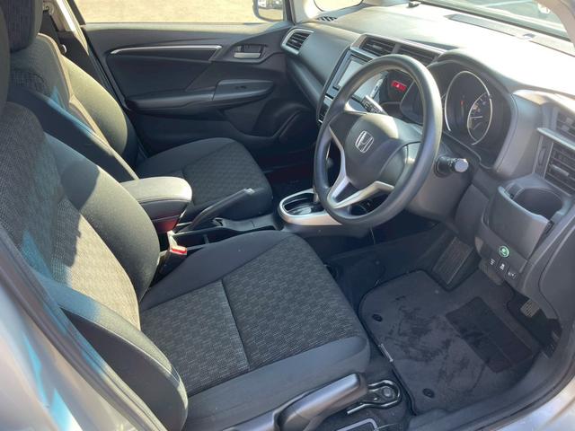 フィット １３Ｇ・Ｌパッケージ　純正ＳＤナビ　ＴＶ　バックカメラ　スマートキープッシュスタート　　ビルトインＥＴＣ　オートエアコン　Ｂｌｕｅｔｏｏｔｈ　ドアバイザー（10枚目）