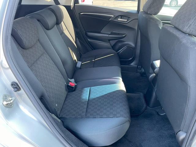 フィット １３Ｇ・Ｌパッケージ　純正ＳＤナビ　ＴＶ　バックカメラ　スマートキープッシュスタート　　ビルトインＥＴＣ　オートエアコン　Ｂｌｕｅｔｏｏｔｈ　ドアバイザー（11枚目）