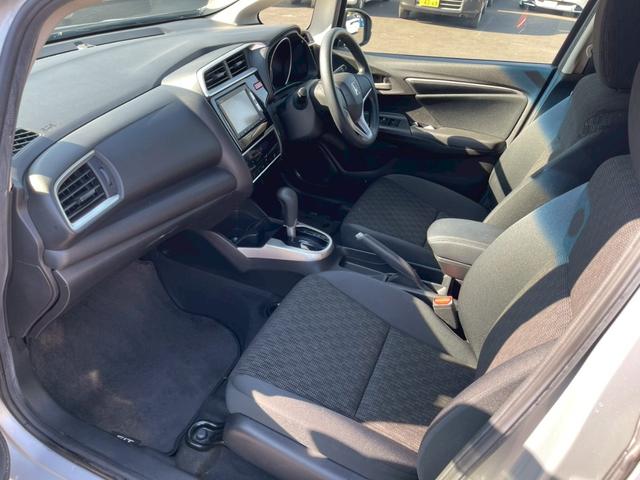 フィット １３Ｇ・Ｌパッケージ　純正ＳＤナビ　ＴＶ　バックカメラ　スマートキープッシュスタート　　ビルトインＥＴＣ　オートエアコン　Ｂｌｕｅｔｏｏｔｈ　ドアバイザー（12枚目）