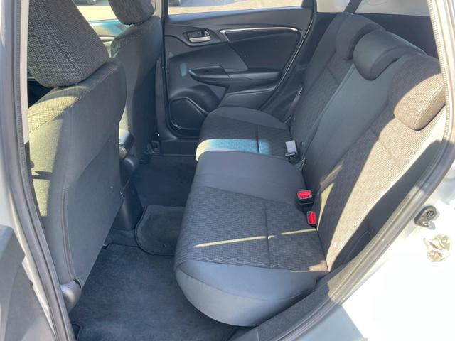 フィット １３Ｇ・Ｌパッケージ　純正ＳＤナビ　ＴＶ　バックカメラ　スマートキープッシュスタート　　ビルトインＥＴＣ　オートエアコン　Ｂｌｕｅｔｏｏｔｈ　ドアバイザー（13枚目）