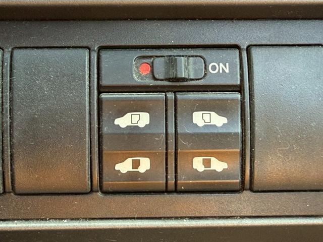 気になるお車がありましたら右の電話番号から直接お店にお問い合わせください。支払方法から車両情報、状態までなんでもご説明させて頂きます。スタッフ一同ご連絡お待ちしております。