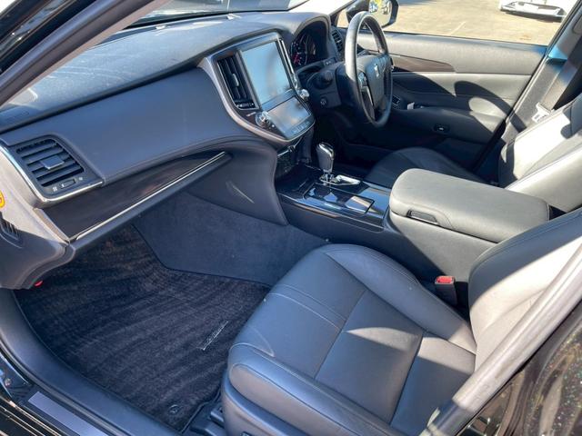 クラウンハイブリッド アスリートＧ　サンルーフ　黒レザーシート　シートヒーター　ベンチレーション　パワーシート　メーカーナビＴＶ　バックモニター　ＨＩＤヘッドライト　スマートキー　プッシュスタート　プリクラッシュ　レーダークルーズ（12枚目）