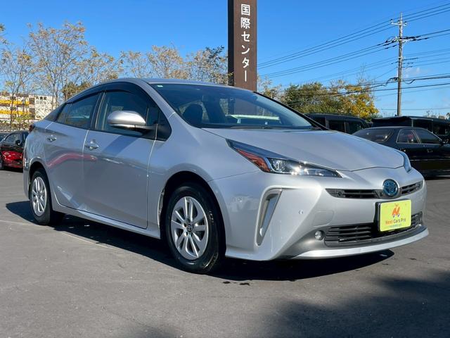 プリウス ＳセーフティプラスＩＩ　純正９インチナビ　フルセグ　全周囲モニター　プリクラッシュ　レーダークルーズ　車線逸脱　ブラインドスポッ　ＬＥＤヘッドライト　ＥＴＣ　ワンオーナー（2枚目）