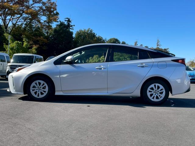 プリウス ＳセーフティプラスＩＩ　純正９インチナビ　フルセグ　全周囲モニター　プリクラッシュ　レーダークルーズ　車線逸脱　ブラインドスポッ　ＬＥＤヘッドライト　ＥＴＣ　ワンオーナー（7枚目）