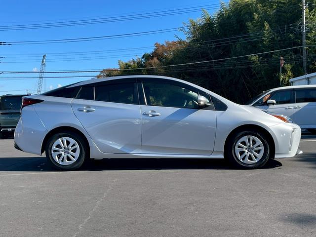 プリウス ＳセーフティプラスＩＩ　純正９インチナビ　フルセグ　全周囲モニター　プリクラッシュ　レーダークルーズ　車線逸脱　ブラインドスポッ　ＬＥＤヘッドライト　ＥＴＣ　ワンオーナー（8枚目）