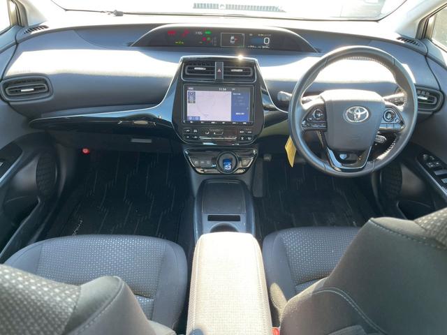 プリウス ＳセーフティプラスＩＩ　純正９インチナビ　フルセグ　全周囲モニター　プリクラッシュ　レーダークルーズ　車線逸脱　ブラインドスポッ　ＬＥＤヘッドライト　ＥＴＣ　ワンオーナー（9枚目）