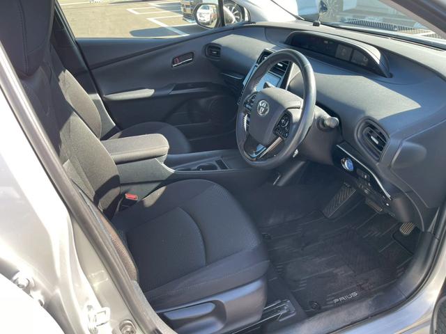 プリウス ＳセーフティプラスＩＩ　純正９インチナビ　フルセグ　全周囲モニター　プリクラッシュ　レーダークルーズ　車線逸脱　ブラインドスポッ　ＬＥＤヘッドライト　ＥＴＣ　ワンオーナー（10枚目）