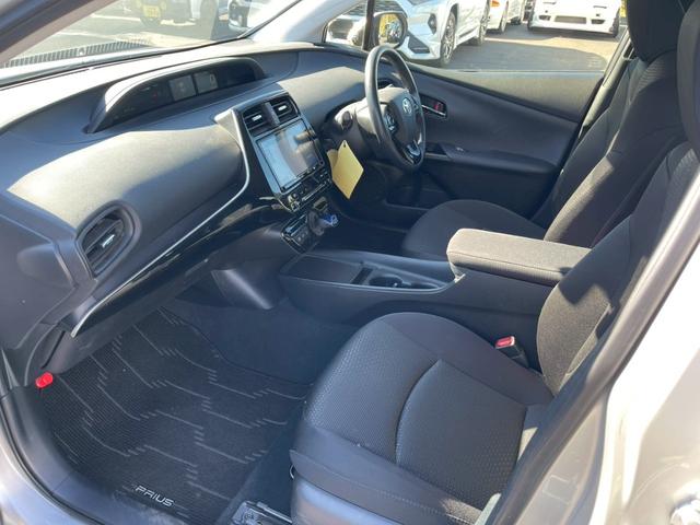 プリウス ＳセーフティプラスＩＩ　純正９インチナビ　フルセグ　全周囲モニター　プリクラッシュ　レーダークルーズ　車線逸脱　ブラインドスポッ　ＬＥＤヘッドライト　ＥＴＣ　ワンオーナー（12枚目）