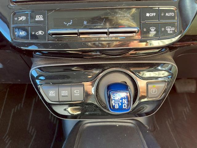 プリウス ＳセーフティプラスＩＩ　純正９インチナビ　フルセグ　全周囲モニター　プリクラッシュ　レーダークルーズ　車線逸脱　ブラインドスポッ　ＬＥＤヘッドライト　ＥＴＣ　ワンオーナー（21枚目）