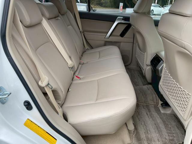 ランドクルーザープラド ＴＸ　Ｌパッケージ　純正９インチナビ　フルセグ　バックモニター　サンルーフ　ベージュレザーシート　シートヒーター　パワーシート　プリクラッシュ　レーダークルーズ　パーキングサポートブレーキ　ブラックルーフレール（11枚目）