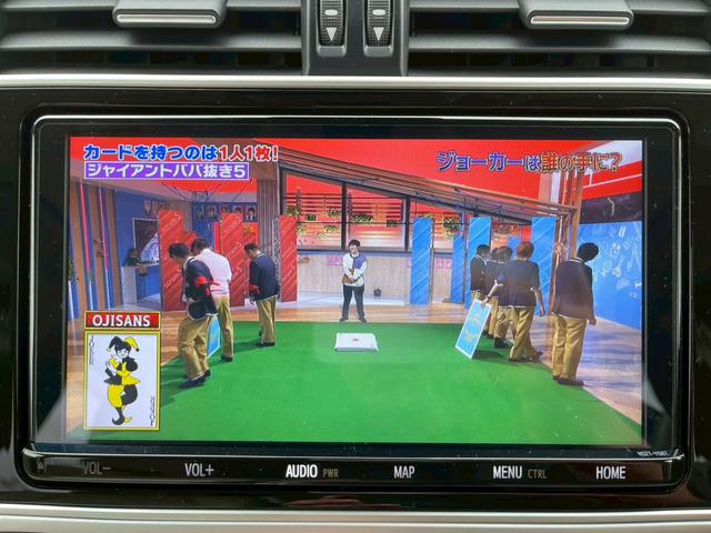 ランドクルーザープラド ＴＸ　Ｌパッケージ　純正９インチナビ　フルセグ　バックモニター　サンルーフ　ベージュレザーシート　シートヒーター　パワーシート　プリクラッシュ　レーダークルーズ　パーキングサポートブレーキ　ブラックルーフレール（17枚目）