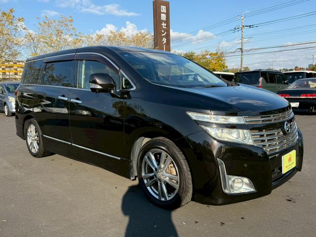 エルグランド ＶＩＰ　メーカーナビ　フルセグ　全周囲モニター　両側パワスラ　後席モニター　サンルーフ　黒革シート　パワーシート　シートヒーター　オートサイドステップ　パワーバックドア　インテリキー　プッシュスタート（2枚目）