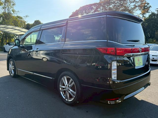 エルグランド ＶＩＰ　メーカーナビ　フルセグ　全周囲モニター　両側パワスラ　後席モニター　サンルーフ　黒革シート　パワーシート　シートヒーター　オートサイドステップ　パワーバックドア　インテリキー　プッシュスタート（4枚目）