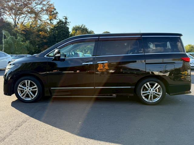 エルグランド ＶＩＰ　メーカーナビ　フルセグ　全周囲モニター　両側パワスラ　後席モニター　サンルーフ　黒革シート　パワーシート　シートヒーター　オートサイドステップ　パワーバックドア　インテリキー　プッシュスタート（7枚目）