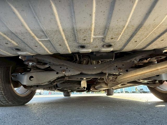 エルグランド ＶＩＰ　メーカーナビ　フルセグ　全周囲モニター　両側パワスラ　後席モニター　サンルーフ　黒革シート　パワーシート　シートヒーター　オートサイドステップ　パワーバックドア　インテリキー　プッシュスタート（39枚目）