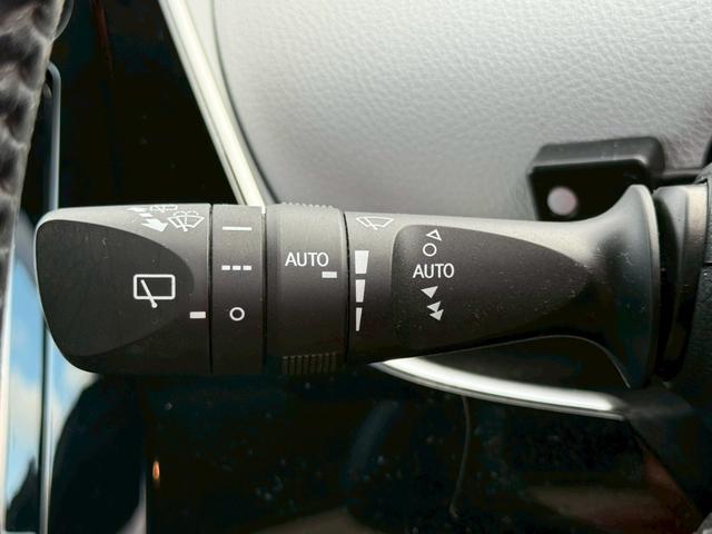 プリウス Ｓセーフティプラス　モデリスタエアロ　ＥＮＫＥＩ１７インチアルミ　純正９インチナビ　フルセグ　バックモニター　プリクラッシュ　レーダークルーズ　車線逸脱　インテリジェントクリソナ　インテリジェントパーク　サンルーフ（23枚目）