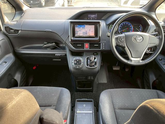 ヴォクシー ハイブリッドV 社外ナビ フルセグ 後席モニター 両側パワースライドドア クルーズコントロール LEDヘッドライト スマートキー プッシュスタート シートヒーター(9枚目)