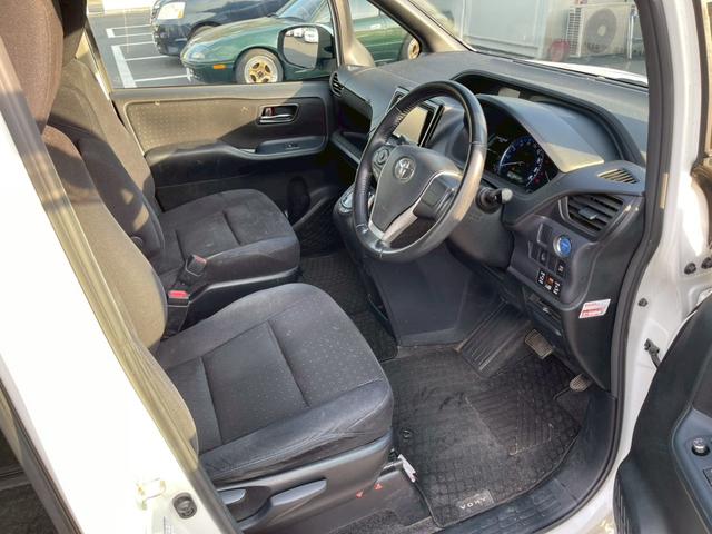 ヴォクシー ハイブリッドV 社外ナビ フルセグ 後席モニター 両側パワースライドドア クルーズコントロール LEDヘッドライト スマートキー プッシュスタート シートヒーター(10枚目)