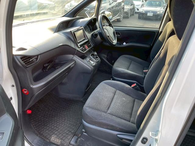 ヴォクシー ハイブリッドV 社外ナビ フルセグ 後席モニター 両側パワースライドドア クルーズコントロール LEDヘッドライト スマートキー プッシュスタート シートヒーター(12枚目)