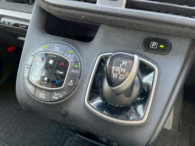 ヴォクシー ハイブリッドV 社外ナビ フルセグ 後席モニター 両側パワースライドドア クルーズコントロール LEDヘッドライト スマートキー プッシュスタート シートヒーター(20枚目)