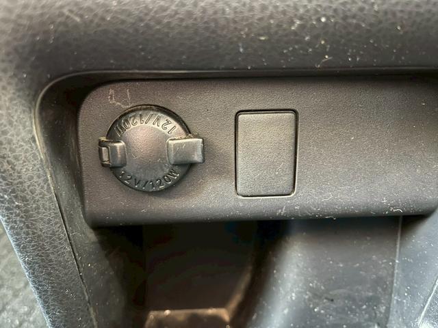 ヴォクシー ハイブリッドV 社外ナビ フルセグ 後席モニター 両側パワースライドドア クルーズコントロール LEDヘッドライト スマートキー プッシュスタート シートヒーター(32枚目)