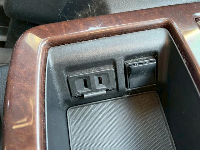 エルグランド ＶＩＰ　両側パワスラ　電動サイドステップ　メーカーナビ　フルセグ　全周囲モニター　後席モニター　クルーズコントロール　社外ステアリング　車高調　社外マフラー　パワーバックドア　スマートキー（22枚目）