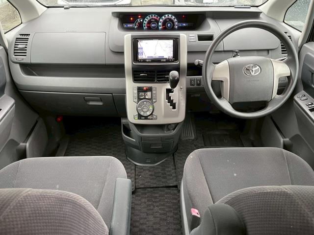 ヴォクシー Ｘ　Ｌエディション　両側パワースライドドア　社外ナビ　フルセグ　バックモニター　キーレス　ＥＴＣ（9枚目）