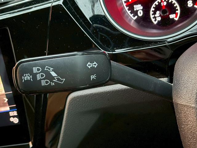 ゴルフトゥーラン ＴＳＩ　Ｒライン　メーカーナビ　フルセグ　バックモニター　追従クルーズコントロール　パークディスタンス　ドライビングプロファイル　パワーバックドア　ＬＥＤヘッドライト　シートヒーター　スマートキー　ワンオーナー（28枚目）
