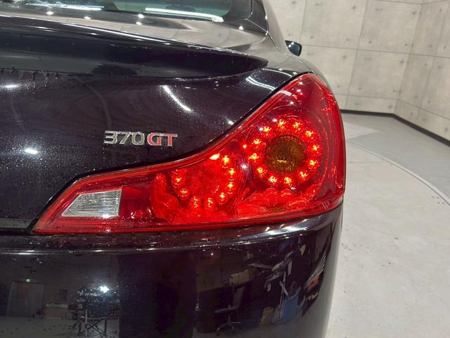 スカイライン 370GT タイプSP 55thリミテッド 6速MT サンルーフ 55th限定色 純正ナビ フルセグTV Bluetooth バックカメラ 純正19インチAW HIDライト リアスポイラー 専用革シート パワーシート クリアランスソナー ETC(16枚目)